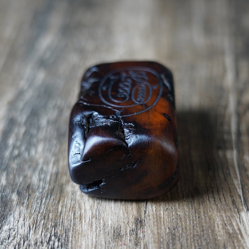 Prírodné drevo z jujube (jujube wood), zasiahnuté bleskom – ručne vyrezávaný prvok rukoväti, jemne vyrezávaná drevená skulptúra pre taoistické potreby
