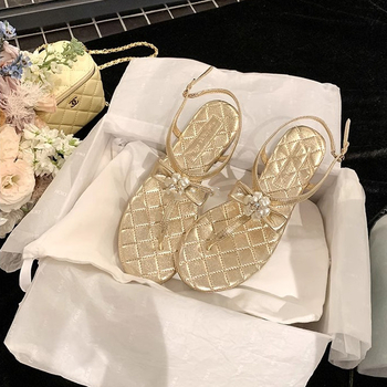 Ženske sandale s debelim petom, od ovčje kože, rhinestones kamelija i mašna, remen između prstiju, ljeto