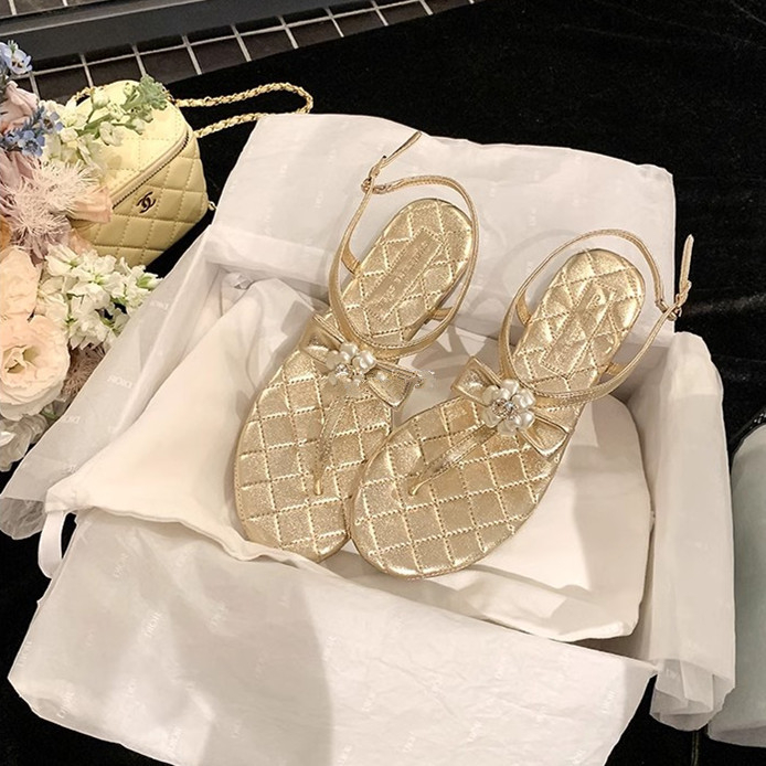 Ženske sandale s debelim petom, od ovčje kože, rhinestones kamelija i mašna, remen između prstiju, ljeto