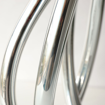 Abstraktna modern kovová váza na kvety s elektroplátovaným povrchom