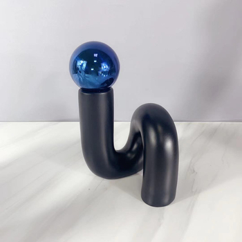 Moderné minimalistické zakrivené ozdoby z živice s kovovou guľou pre interiérovú výzdobu