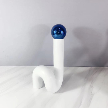 Moderné minimalistické zakrivené ozdoby z živice s kovovou guľou pre interiérovú výzdobu