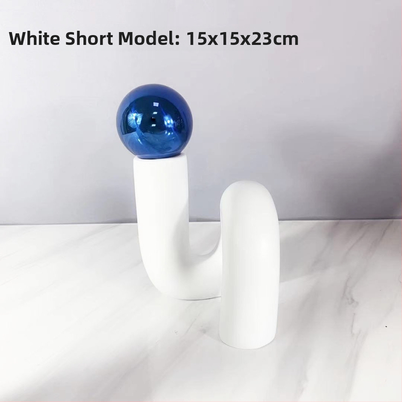 Moderné minimalistické zakrivené ozdoby z živice s kovovou guľou pre interiérovú výzdobu