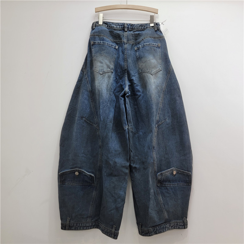 Ženske traperice od denima s strukturiranim dizajnom, izblijedjeli detalji, vintage retro stil, široki kroj, srednji pojas