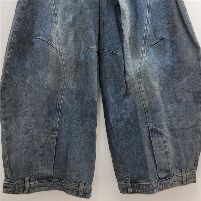 Ženske traperice od denima s strukturiranim dizajnom, izblijedjeli detalji, vintage retro stil, široki kroj, srednji pojas
