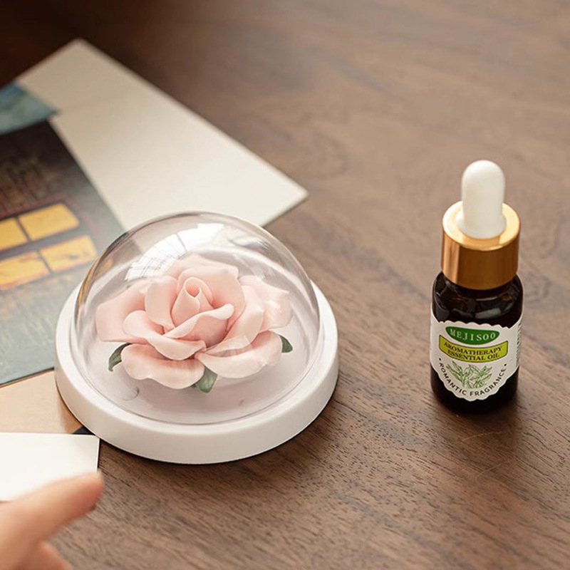 Ručne vyrobená porcelánová ruža – aromatický difúzor do auta a domácnosti – dekoratívny darček pre priateľov