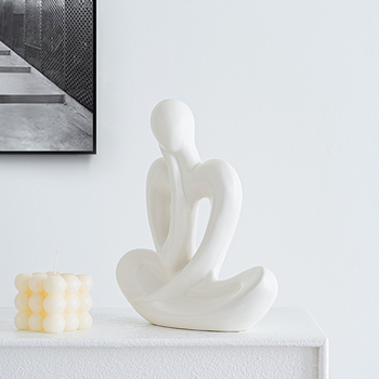 Keramická figúrka Thinker z bieleho porcelánu, severská inšpirácia, moderný minimalistický dizajn do obývačky