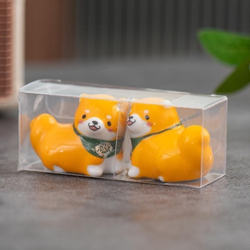 Keramická podložka na paličky – pár Shiba Inu s kvetmi, biely porcelán