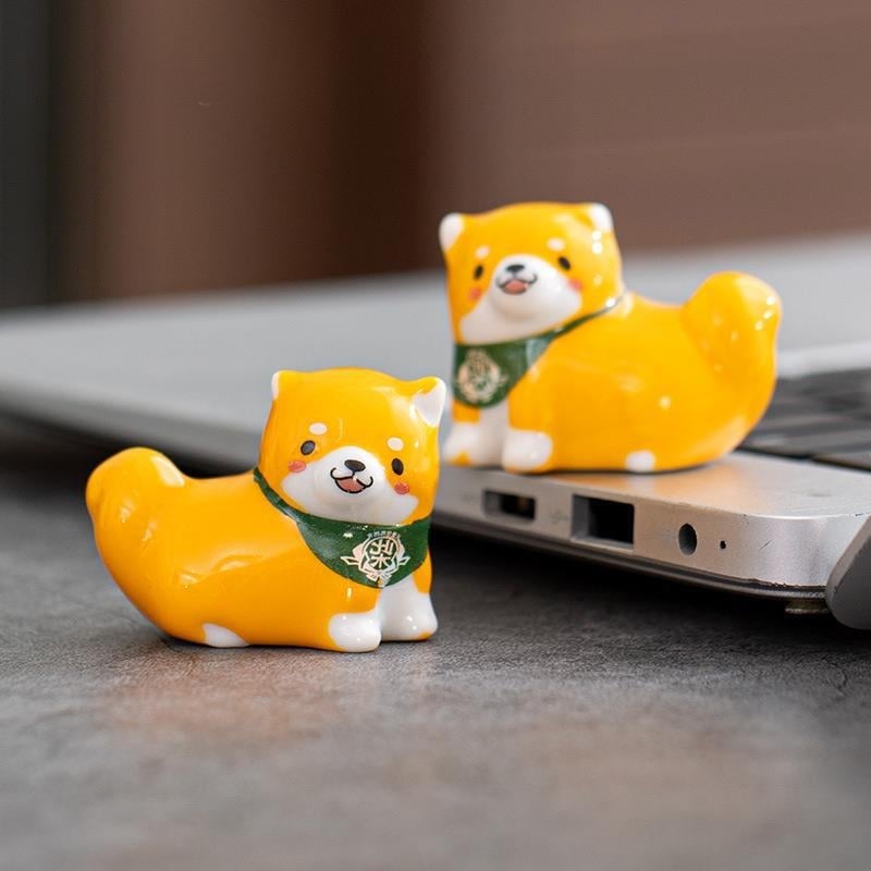Keramická podložka na paličky – pár Shiba Inu s kvetmi, biely porcelán