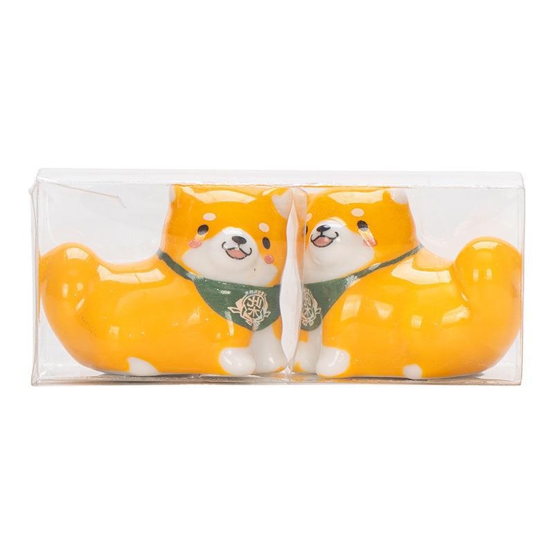 Keramická podložka na paličky – pár Shiba Inu s kvetmi, biely porcelán