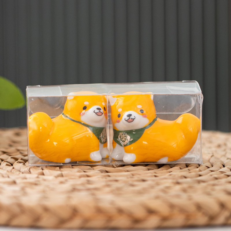 Keramická podložka na paličky – pár Shiba Inu s kvetmi, biely porcelán