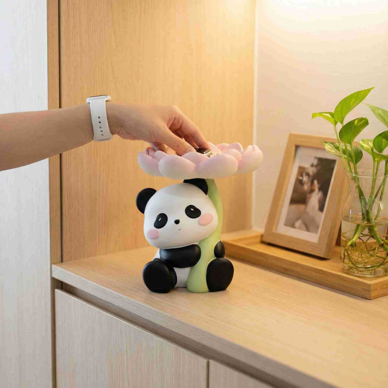 Roztomilá panda s kvetmi – stolová ozdoba na relaxáciu a podnos na kľúče