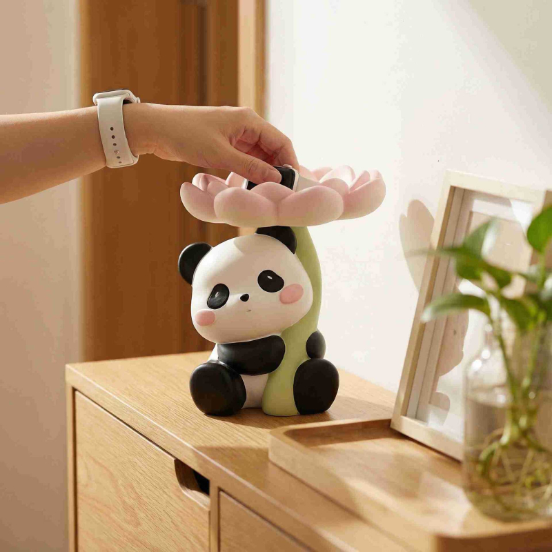 Roztomilá panda s kvetmi – stolová ozdoba na relaxáciu a podnos na kľúče