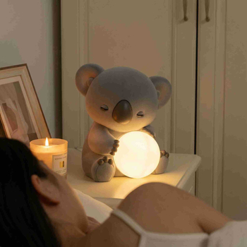 Kreslený koala nočná lampa – ozdoba do obývačky, na televízny stolík, do spálne a do vínového kabinetu – jemná prémiová dekorácia