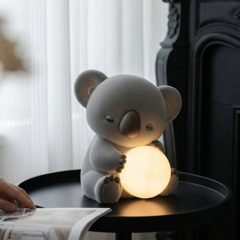 Kreslený koala nočná lampa – ozdoba do obývačky, na televízny stolík, do spálne a do vínového kabinetu – jemná prémiová dekorácia