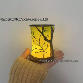 Stolná lampa s cylindrickým tvarom v tvare listu, magické lesné svetlo, dekoratívny doplnok do domácnosti, tvorivá atmosféra.