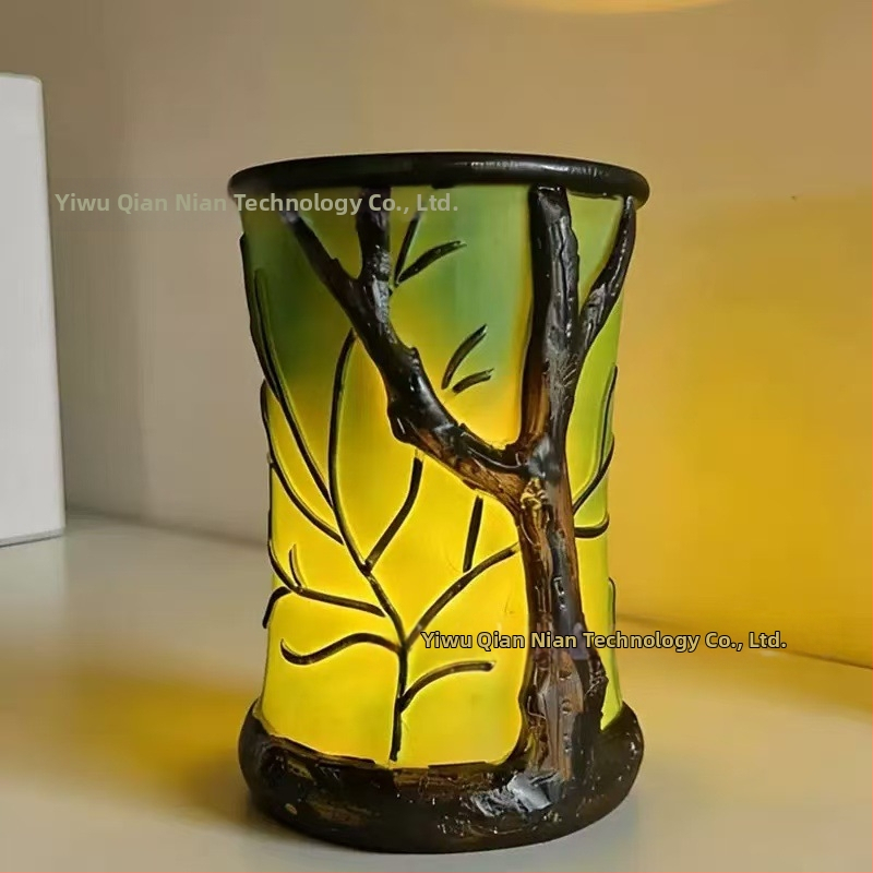 Stolná lampa s cylindrickým tvarom v tvare listu, magické lesné svetlo, dekoratívny doplnok do domácnosti, tvorivá atmosféra.