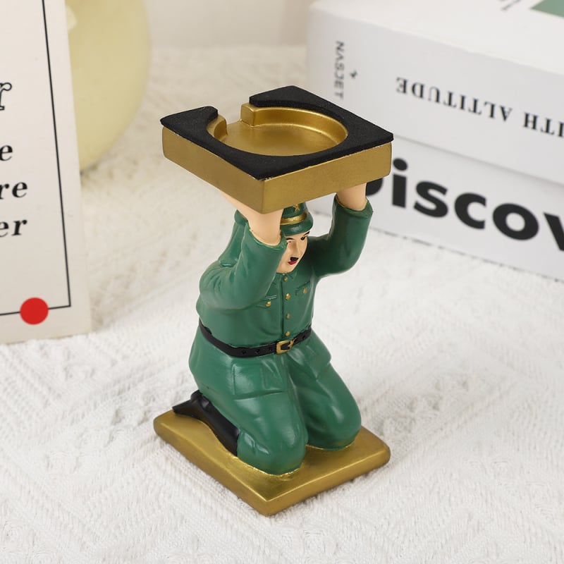 Červený set riadu z živice na domáce použitie s motívom vojenskej kultúry