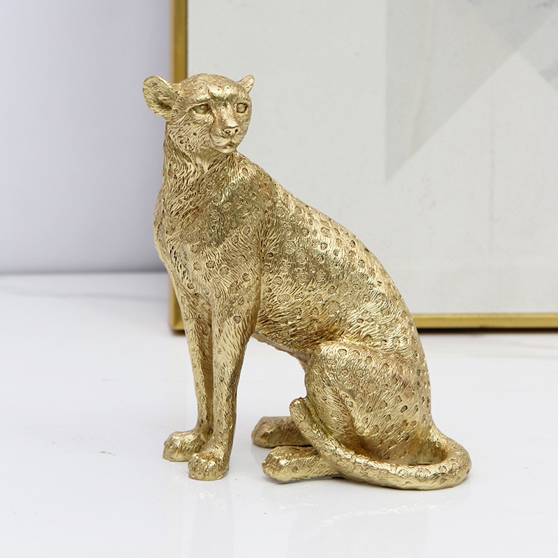 Moderný minimalistický podnos so zlatým leopardom a ručne vyrobenými ozdobami zo živice