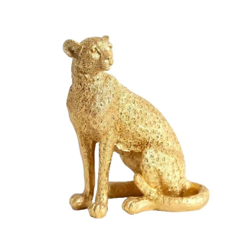 Moderný minimalistický podnos so zlatým leopardom a ručne vyrobenými ozdobami zo živice