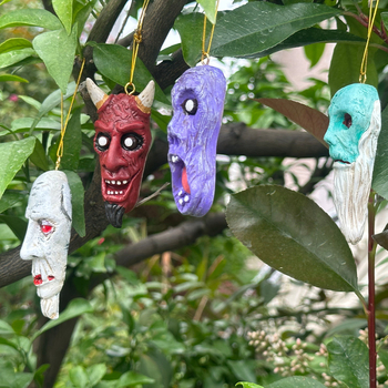 Vampírska maska na Halloween — živicový prívesok, visiací dekor s diabolskou lebkou