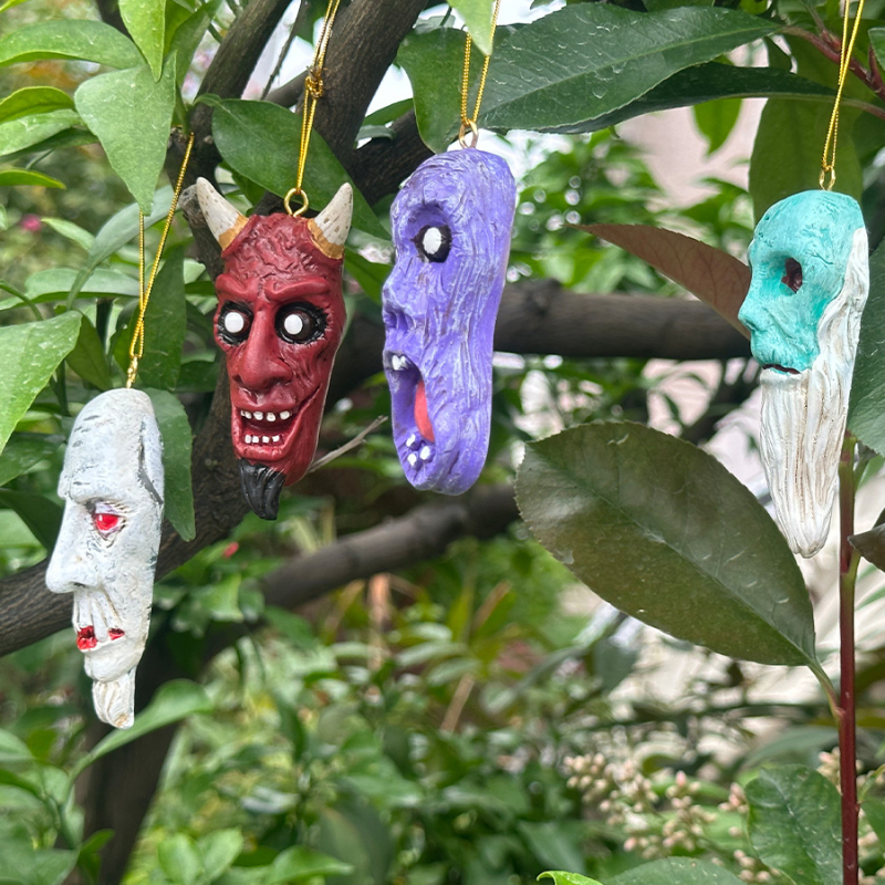 Vampírska maska na Halloween — živicový prívesok, visiací dekor s diabolskou lebkou
