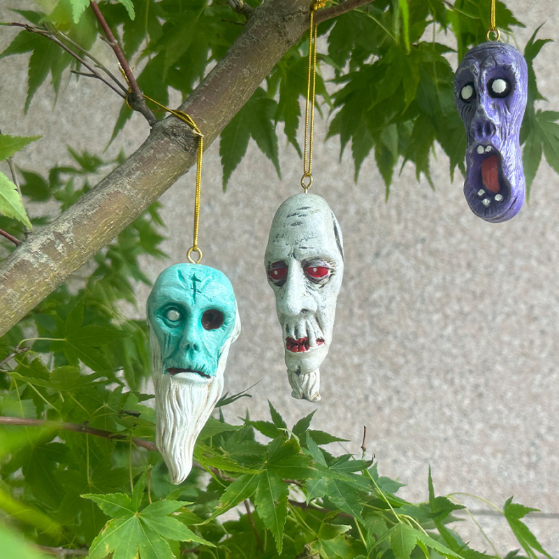 Vampírska maska na Halloween — živicový prívesok, visiací dekor s diabolskou lebkou
