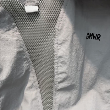 Férfi hálós anyagú kapucnis dzseki, szélvédett, kültéri viselet, könnyű, lazán szabott, tavasz 2025