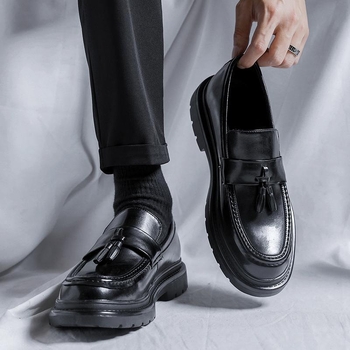 Férfi bőrből készült bojtos slip-on loaferek, üzleti–casual stílusú cipők, PU felső rész, gumírozott talp