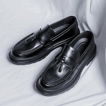 Férfi bőrből készült bojtos slip-on loaferek, üzleti–casual stílusú cipők, PU felső rész, gumírozott talp
