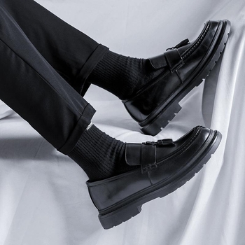 Férfi bőrből készült bojtos slip-on loaferek, üzleti–casual stílusú cipők, PU felső rész, gumírozott talp