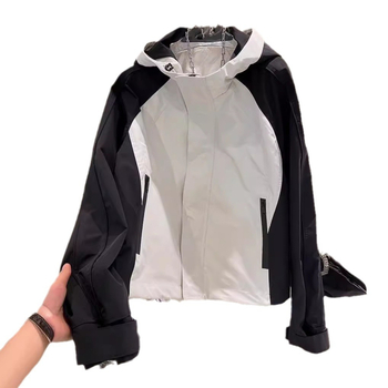 Damska kratka jakna s kapuljom i blok boja, lagana poliester tkanina, streetwear inspiracija