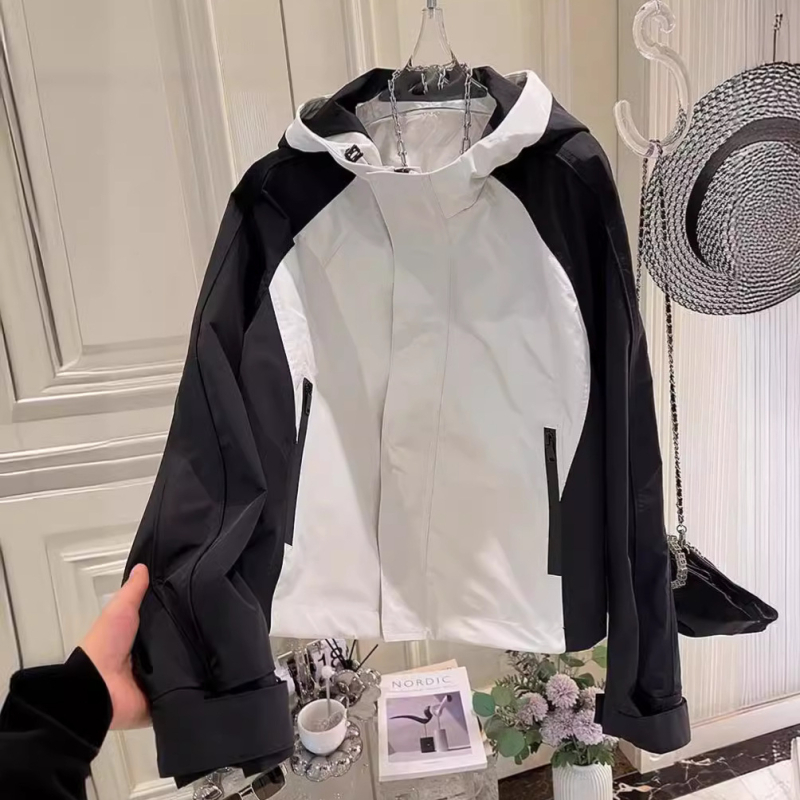 Damska kratka jakna s kapuljom i blok boja, lagana poliester tkanina, streetwear inspiracija