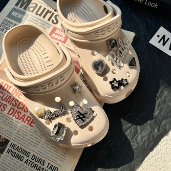 Αξεσουρά Crocs: DIY διακοσμητικά στρας με λουλούδια, αστέρια και γράμματα για Crocs παπούτσια