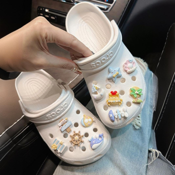 Αξεσουάρ Crocs: διακοσμητικό λουλούδι με θαλάσσιο μοτίβο για παπούτσια με τρύπες, κούμπωμα σε σχήμα σταυρού από ρητίνη