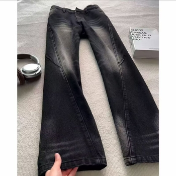 Mosott fekete férfi farmer, enyhén bővülő szárú, egyenes szabású, denim anyagból, középső derekú, hétköznapi stílus