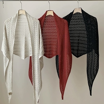 Jednobojni tanki trokutasti šal od ice silk s prorezanim detaljem od lana