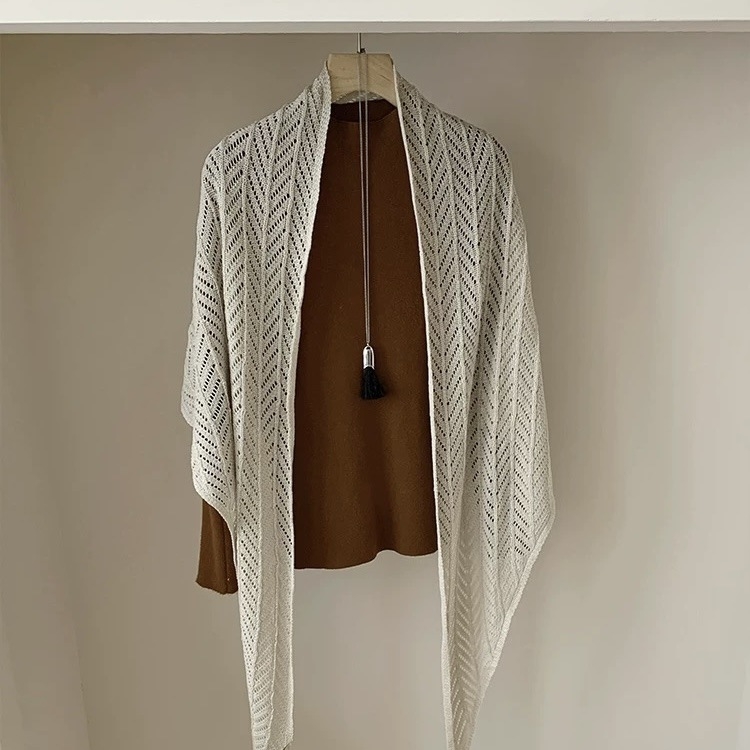 Jednobojni tanki trokutasti šal od ice silk s prorezanim detaljem od lana