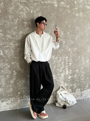 Férfiaknak készített fehér V-nyakú pulóver, hamis két részre osztott megjelenéssel, len nadrággal – elegáns, egyedi dizájn