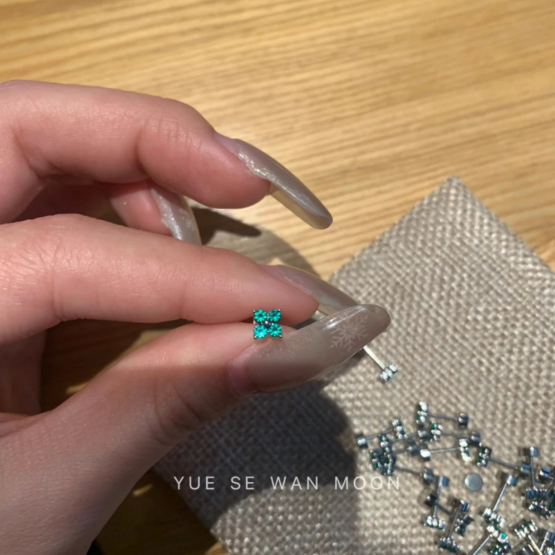Like Mint Tea — Mini četverolistna djetelina, čepić za uho od titan čelika, mala naušnica za žene koje ne blijede