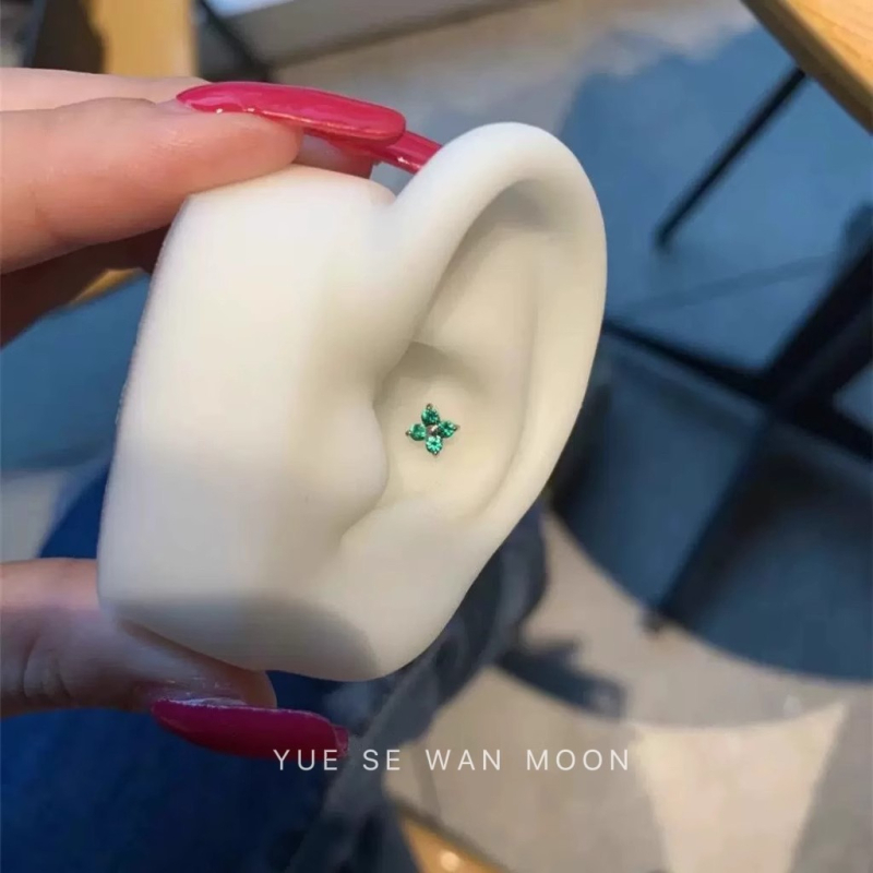 Like Mint Tea — Mini četverolistna djetelina, čepić za uho od titan čelika, mala naušnica za žene koje ne blijede