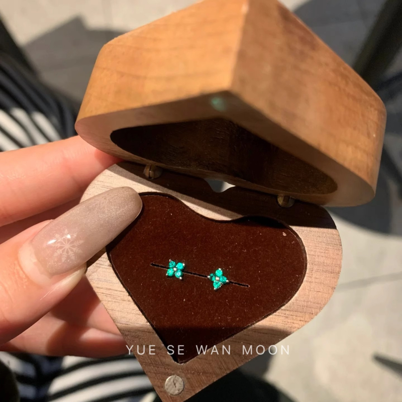 Like Mint Tea — Mini četverolistna djetelina, čepić za uho od titan čelika, mala naušnica za žene koje ne blijede