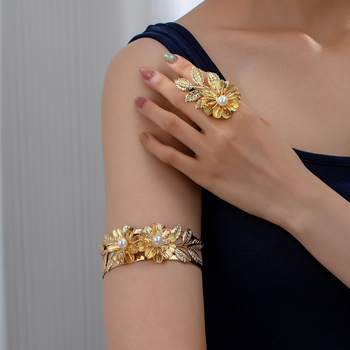 Vintage elegantan metalni skup nakita s cvjetnim dizajnom — prsten s cvijetom i otvorena narukvica