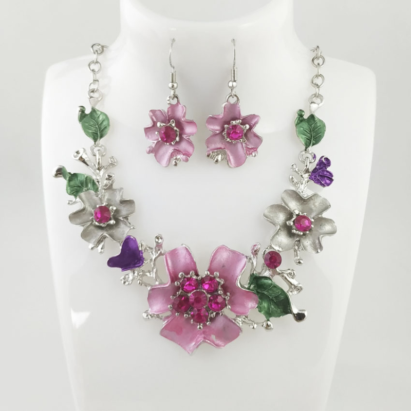 Set ogrlica s cvjetnim privjeskom i kristalnim akcentima, svestran i elegantan stil