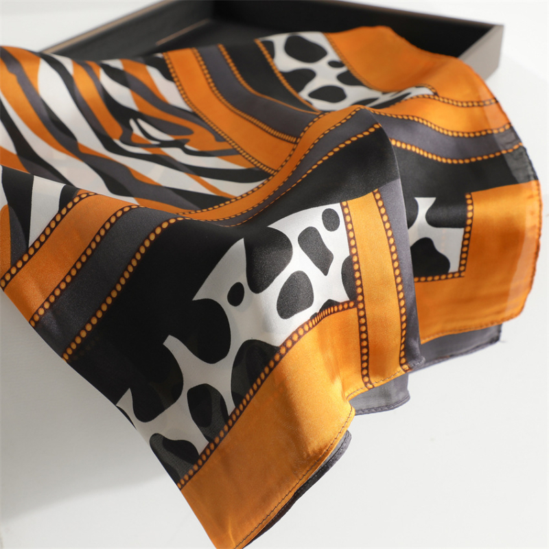 Šal s leopard uzorkom u blokovima boja, umjetno svila, kvadrat 70 cm, zaštita od sunca, moderan ženski dodatak