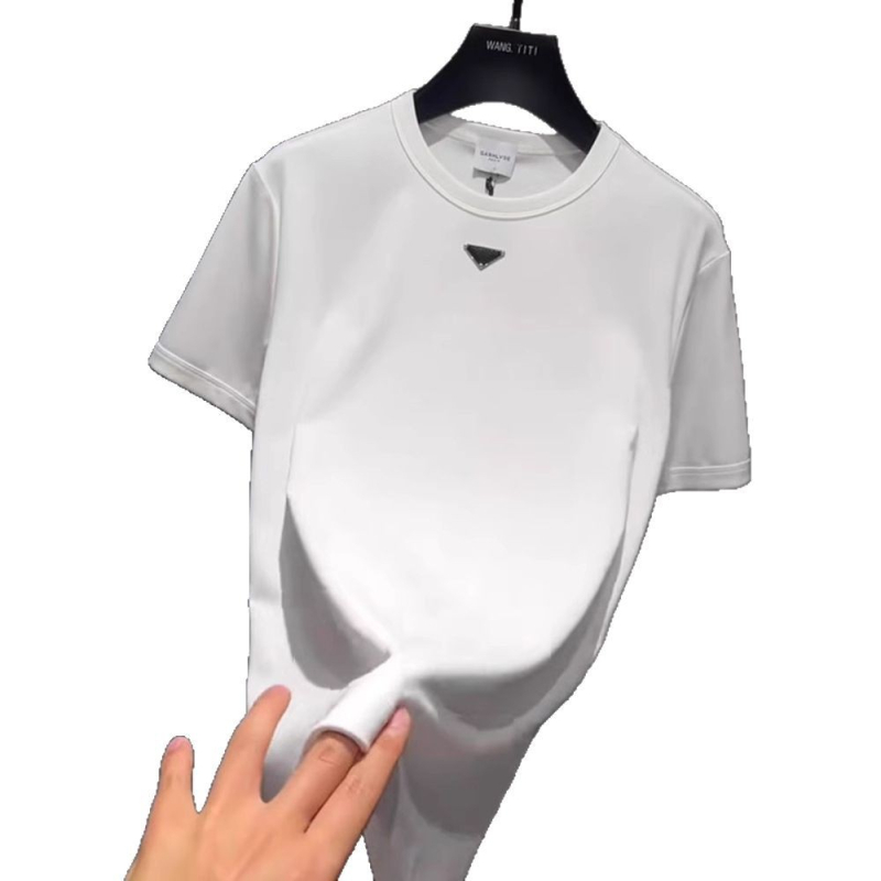 Muška lagana kratka majica s okruglim izrezom, metalnim trokutnim logom, točkastim uzorkom, slobodan kroj, ljeto.