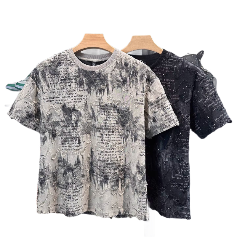 2026 Tie-dye szakadt rövidujjú férfi póló, laza szabás, kerek nyak, betűs nyomtatás, nyári lezser