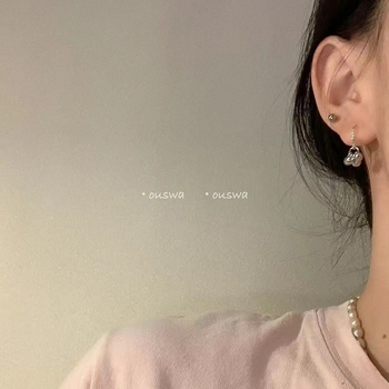Naušnice s malom metalnom kuglicom i resicom za žene, minimalistički geometrijski dizajn, svestrane moderne naušnice