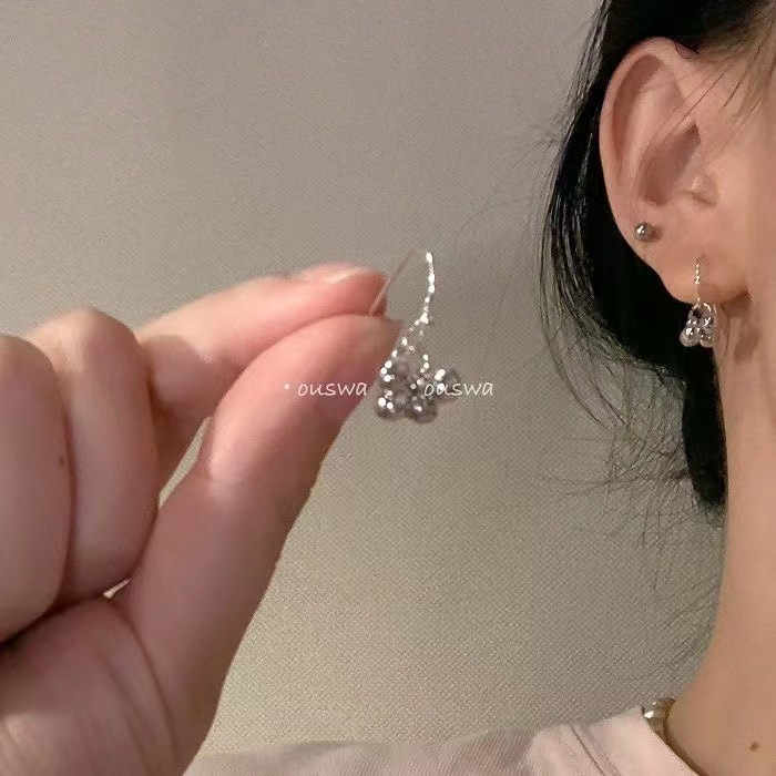 Naušnice s malom metalnom kuglicom i resicom za žene, minimalistički geometrijski dizajn, svestrane moderne naušnice