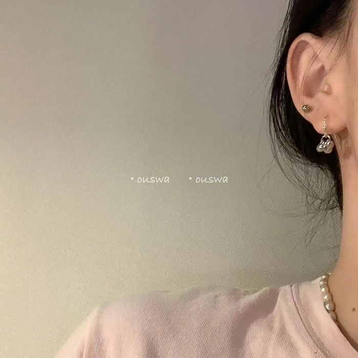 Naušnice s malom metalnom kuglicom i resicom za žene, minimalistički geometrijski dizajn, svestrane moderne naušnice